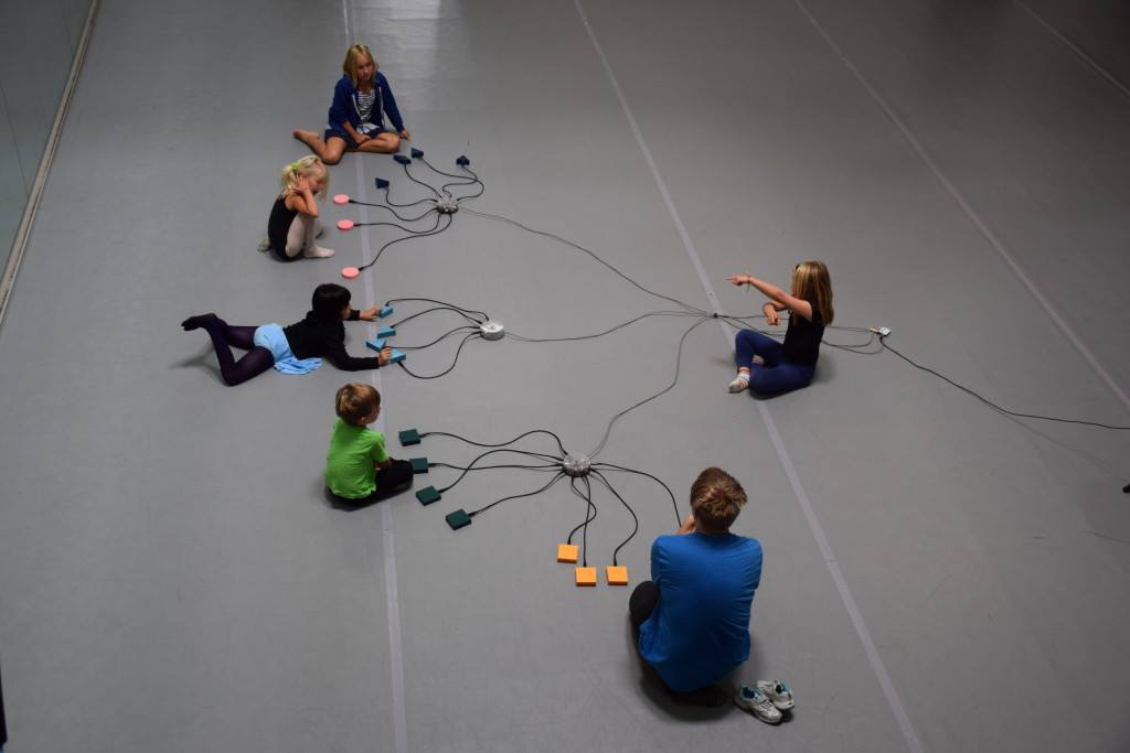 * ZRUŠENO * SO / 15.12. / 14.00 / Živé hraní k promítání: Zvukodrom / dětský multimediální workshop